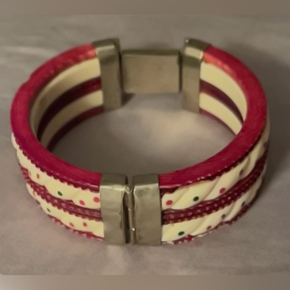 🆕 AMAZING Vintage OOAK Hand Carved Bone, Celluloid, & Garnet Hinged Bangle - Picture 5 of 11
